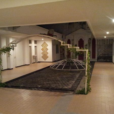 Loxy Inn Surabaya Exterior photo