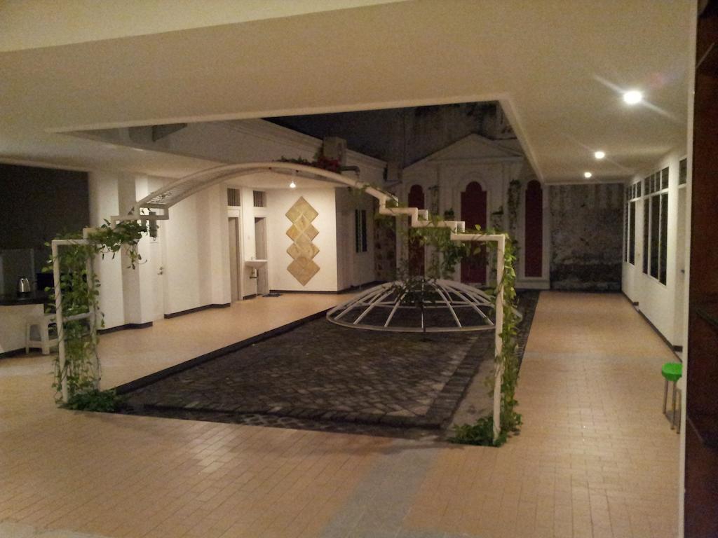 Loxy Inn Surabaya Exterior photo